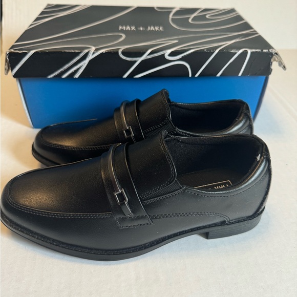 Boys shoes size 4 - Picture 2 of 4